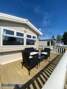 Pet Free Family Mobile Home Sleeps 8 with Large Secured Decking Sea Wick Holiday Park - Image 5