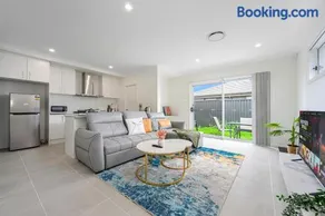 Denham Court 4Br with Central AC & WiFi near Coles - Image 1