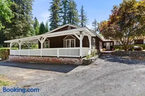 5 BR 4 BA Shangri-La Redwood Lodge Retreat with Pool - Event Friendly Space - Image 2