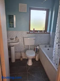 2 bedroom house - Image 1
