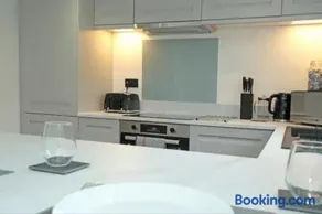 Modern Luxury 4 Bed House in Heart of Macclesfield - Image 3