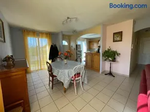 Maison accueillante à Gémozac - 100 m² avec jardin fertile. - Image 2