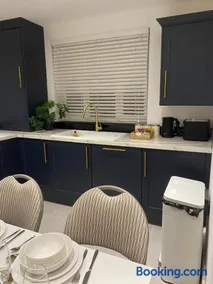 Lux 2 Bedroom Hse, 2 Free Parking, Close to station - Image 5