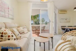 Penthouse with sunny terrace and sea views - Image 3