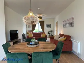 House Sleeps 6 with Parking - Image 1