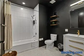 Luxe 1br- Free Parking-King Bed - Image 4