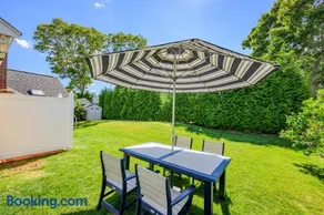 Walk to beach in charming neighborhood - Image 2