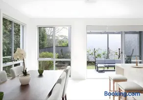 Premier 4BR Seaside Escape & Luxury Steps from Coogee Beach - Image 3