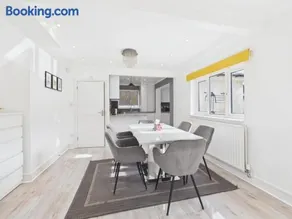 Modern & Cosy Home with Free Parking and Wifi - Image 4