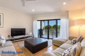 Wake up to ocean views in stylish comfort - Image 3