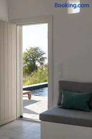 Villa AVRA, a serene Cycladic villa with private pool overlooking the Aegean Sea - Image 2