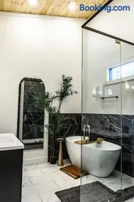 The Onyx - Walk to Falls, Hot Tub, Resort Access, Luxe Approved - Image 2