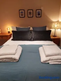 Private Garden Lodge in Christchurch, Dorset for 4 - dogs welcome! - Image 2