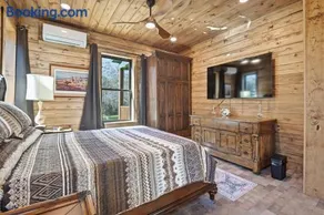 Luxury Barndominium Private Woodland Getaway! - Image 5
