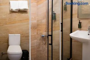 N'Log N'Skuraj Hotel - Image 1