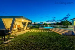 S&I Peaceful Holiday Home With Pool & Jacuzzi - Image 1