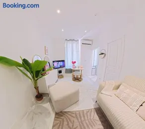 Beautiful refurbished air conditioned studio heart of Nice - Image 1
