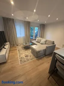 Cosy 2 bed Flat Woking 30 min via Train to London - Image 2