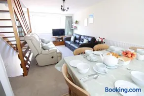 Penderic - 3 Bedroom Cowes Stay with Balcony & Panoramic Solent Views Close to Shops, Cafés, Sailing Clubs & Beach - Image 3