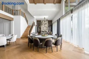 Luxury Private Suite in Elegant Richmond Villa - Image 1