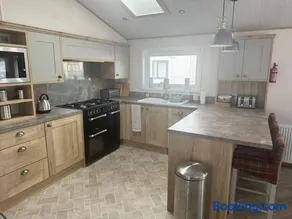 Luxury 6-8 Berth Lodge - Image 5