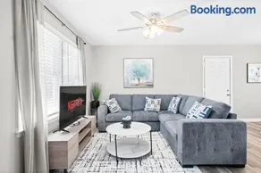 Sleek 3 BR home with self check in Private! - Image 1