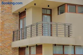 Luxury Lakeside Villa Gated - Image 5