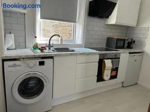 Brighouse 2 bedhouse central contractors welcome - Image 2