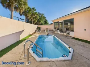 Cozy Courtyard Villa with Pool in De La Vista - Image 1