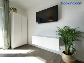 Zentral, modern, gemütlich mit Balkon & Parkplatz - Image 3