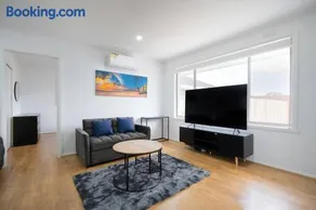 A Private Hideaway with Large Backyard and CarParks - Image 3