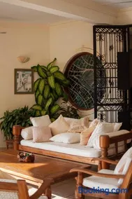 Maweni House - Beachfront, Pool, AC & Cook - Image 3