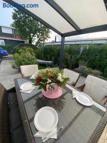 LUXUS Cube Ferienhaus Chalet am See mit Schwimmbad in Lathum NL - Image 2