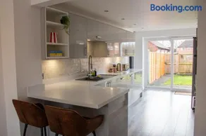 4 Bedroom House-Sleeps 8-Parking - Image 2