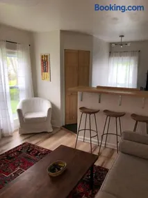 Charming & Quaint 1 bed in Historic Uptown! - Image 1