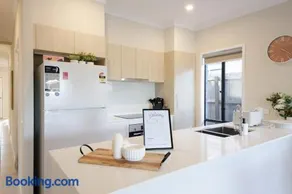 Spacious 4BR Family Home in Doolandella - Image 1