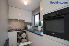 Garden, Driveway, Private, Nr Windsor & Great Park - Image 4