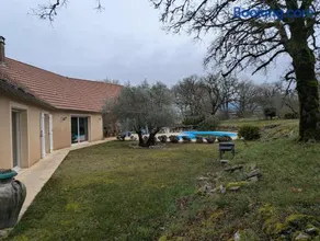 Villa entièrement équipée avec terrasse, piscine privée et barbecue | Vue jardin - Image 1