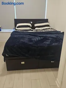 Spacious Master Ensuite bedroom w queen bed only - Image 4