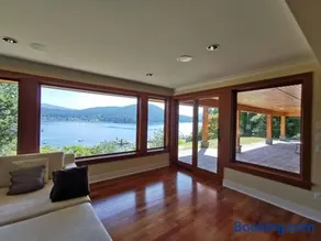 Deep Cove Stunning Waterfront Whole House - Image 2