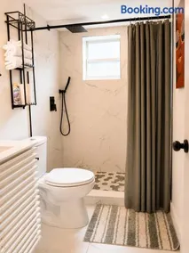 Private 1BR Apt, with Patio and Free Parking - Image 4
