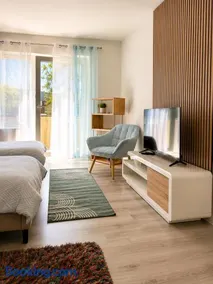Modern Apartment with Balcony, Kitchen & Free Parking - Image 1