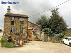 Bijou Cottage in Brontë Country with Wood-burning Stove & Hot Tub Spa - Image 3