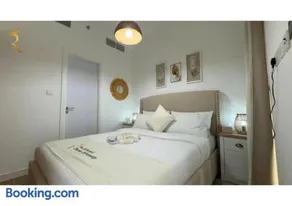 Masdar 2BR Luxury Escape - Pool & Parking - Image 2
