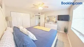 Naples Park Oasis - Cozy Two Bedroom Apartment - Image 4