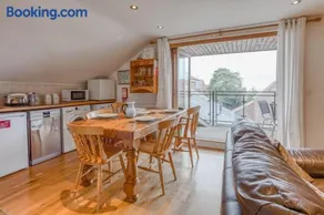 Crow's Nest - Secluded apartment with Sea Views, Crabpot Cottages, Hunstanton - Image 2