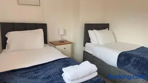 4Bedroom house at Town Centre with Free Driveway Parking - Image 1