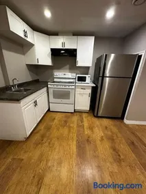 3 Room Set for Up to 8 people- 10 minutes from Kitchener Airport, Walking to Transit - Image 1