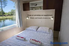 Cottage flottant Premium terrasse Jacuzzi privé en supplément près de Dijon - Image 2