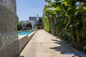 Hestia Grey Barefoot Escape 100m From Beach - Image 2